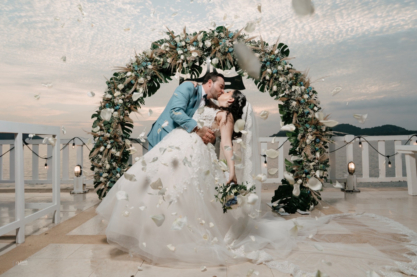 Novios celebrando en boda destino