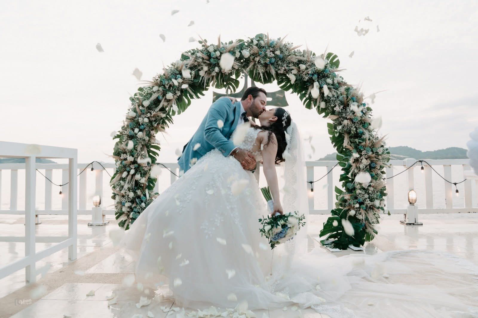 Novios en boda destino