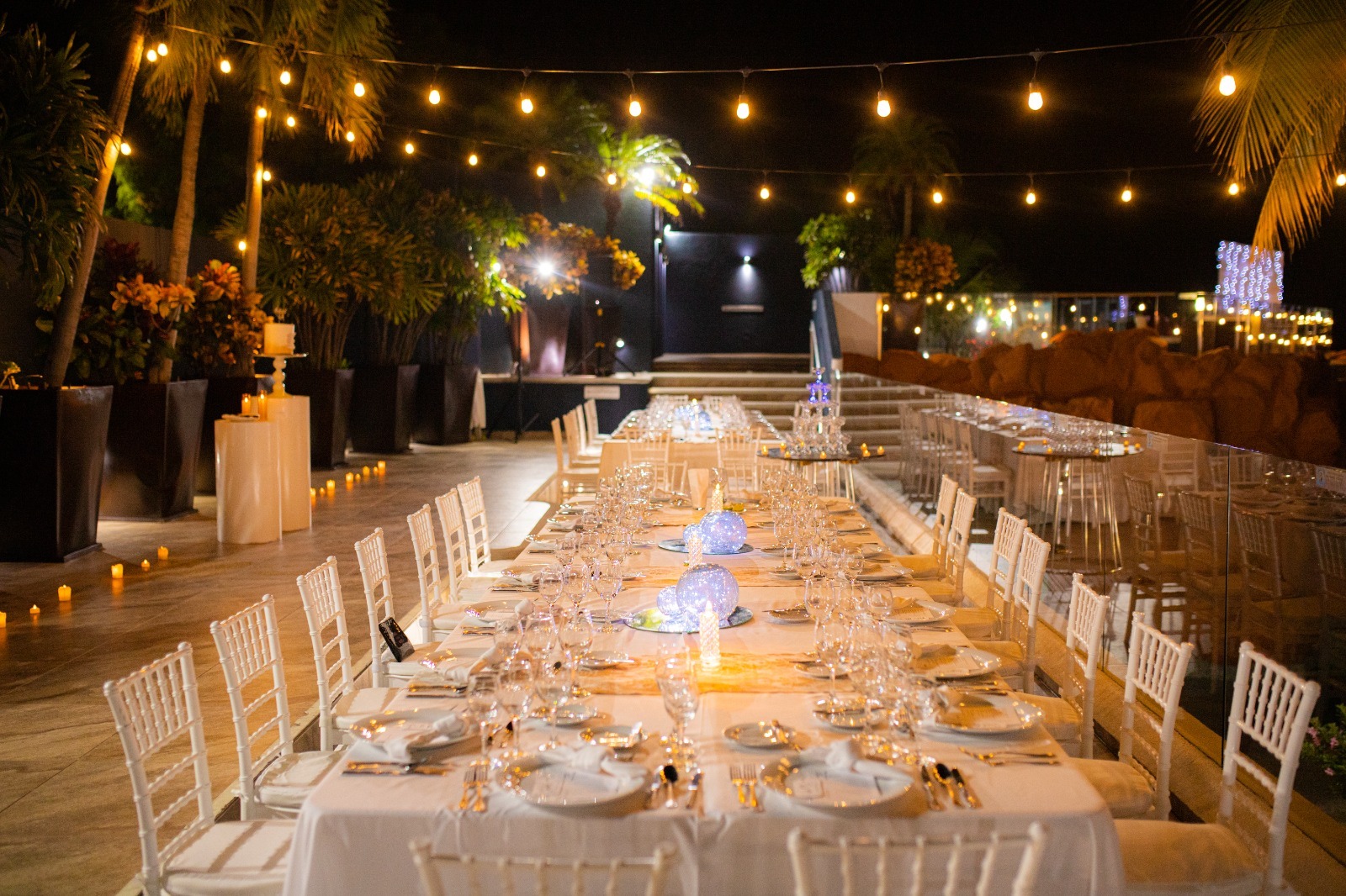Recepción nocturna de boda destino con luces cálidas