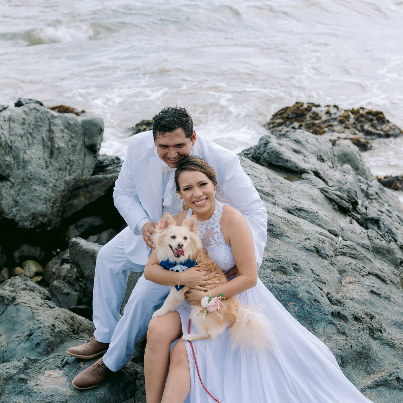 Pareja con mascota en locación de boda