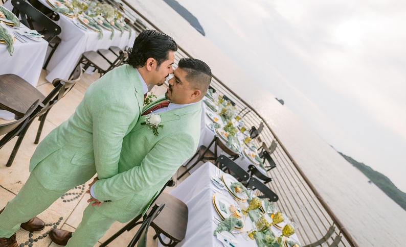 Boda igualitaria junto al mar