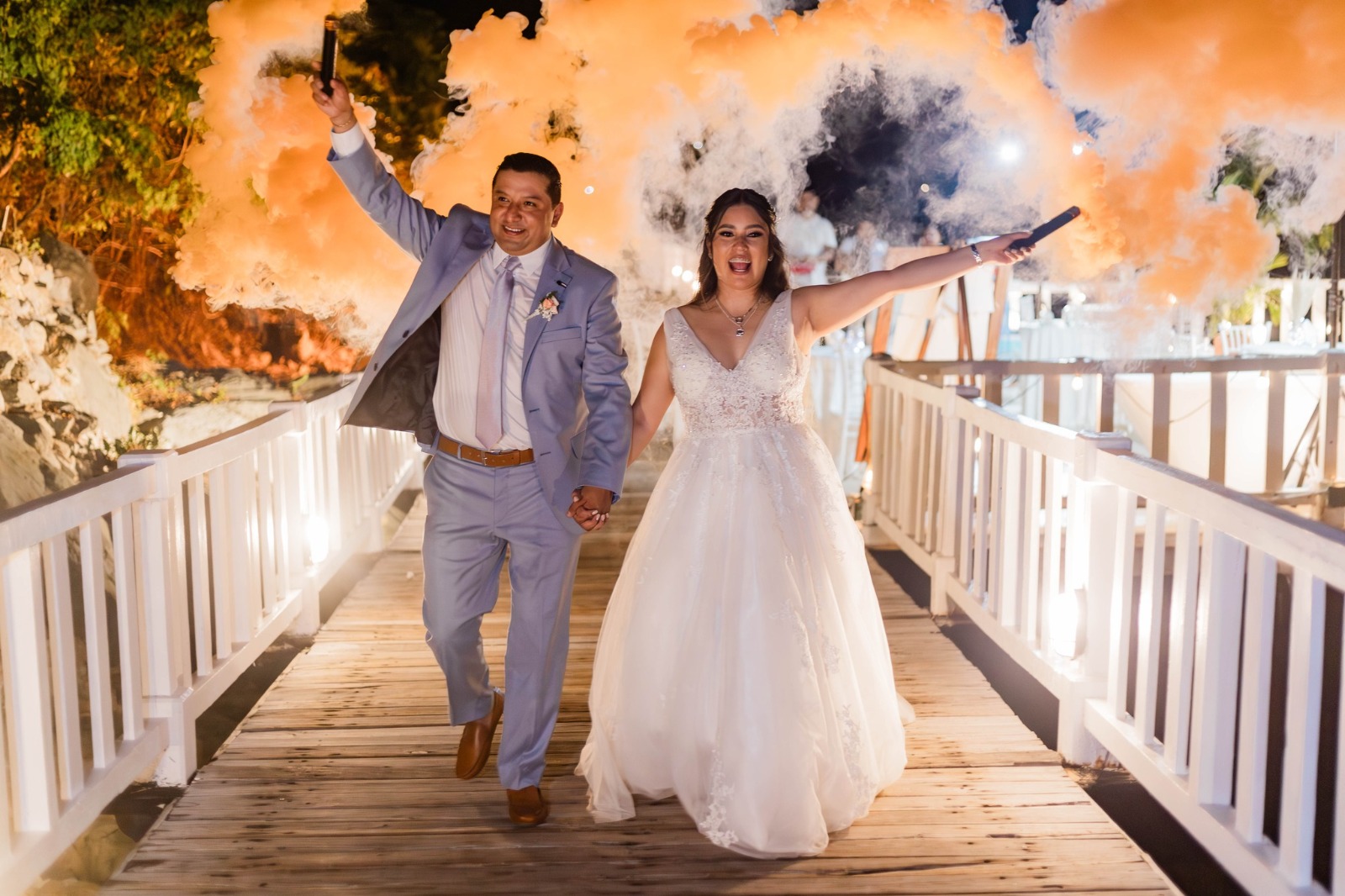 Karla y Pedro celebrando con humo de color en su boda
